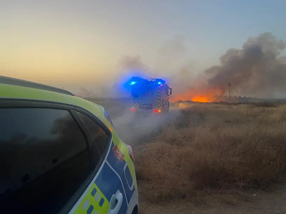 Aviso de incendio detr&aacute;s de la residencia de mayores en Arahal