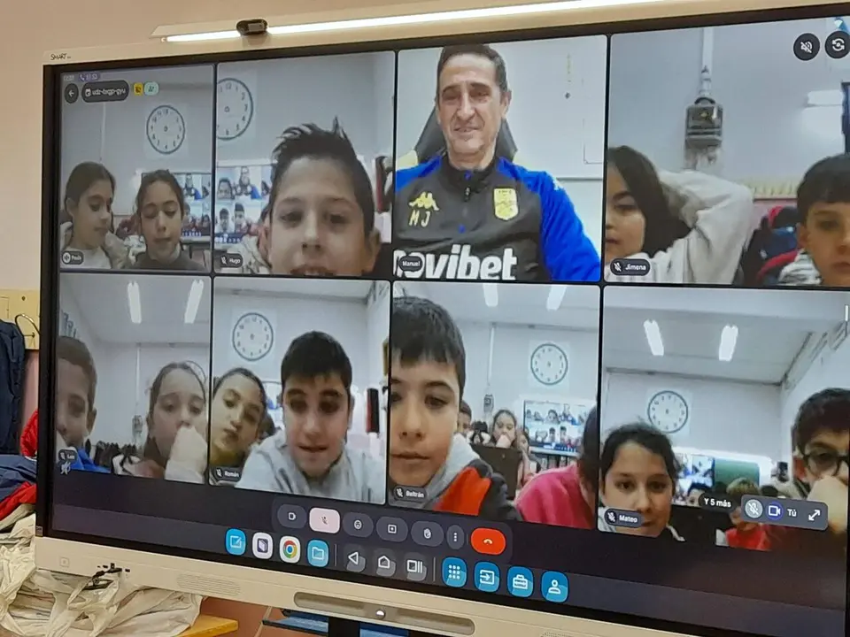 Imagen de la videollamada en la que aparece conectado el alumnado y Manolo Jim&eacute;nez. Foto: CEIP San Roque