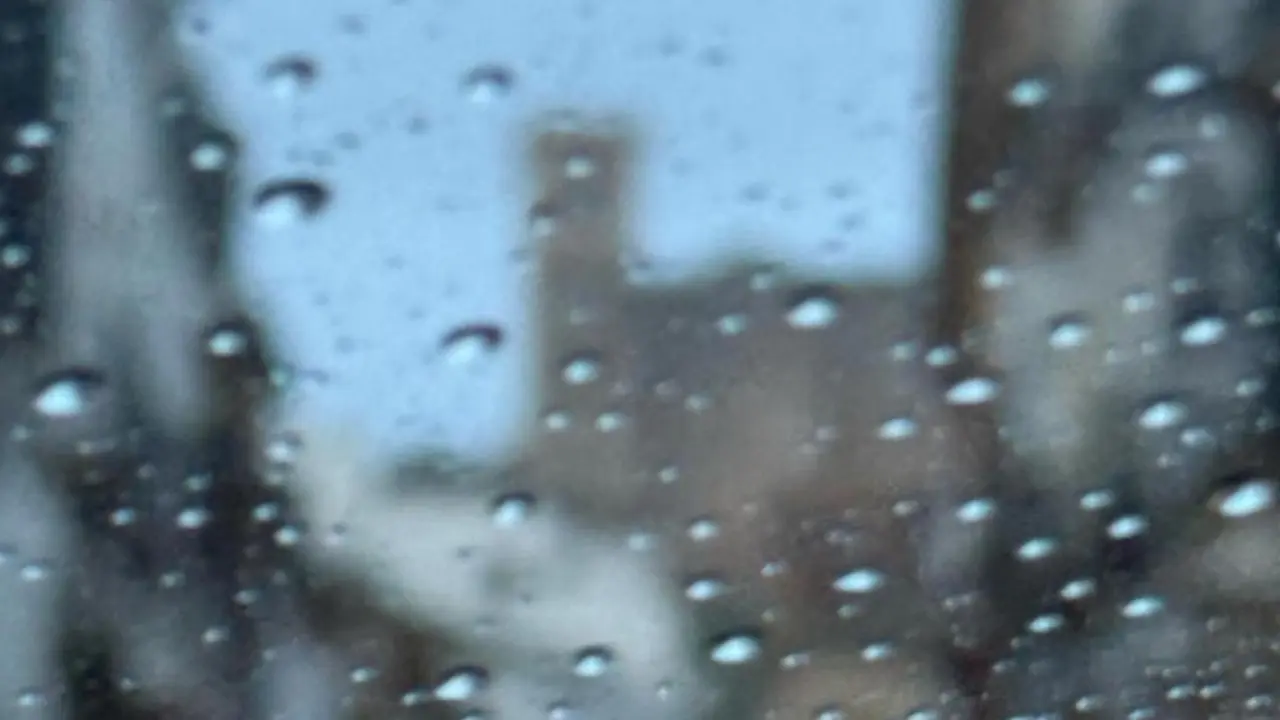 La Colegiata de Osuna tras el cristal lleno de gotas de agua. // El Pespunte