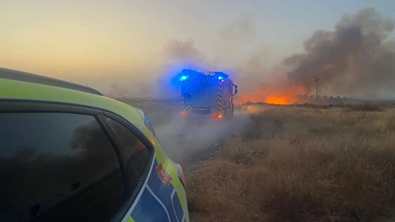 Aviso de incendio detr&aacute;s de la residencia de mayores en Arahal