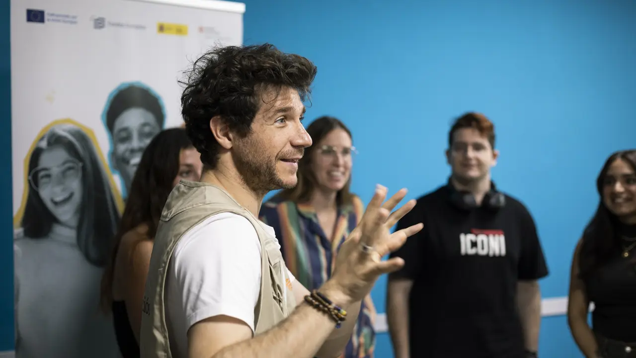 El director de orquesta Andr&eacute;s Salado toca el coraz&oacute;n de la DANA desde Sevilla de la mano de Ayuda en Acci&oacute;n  