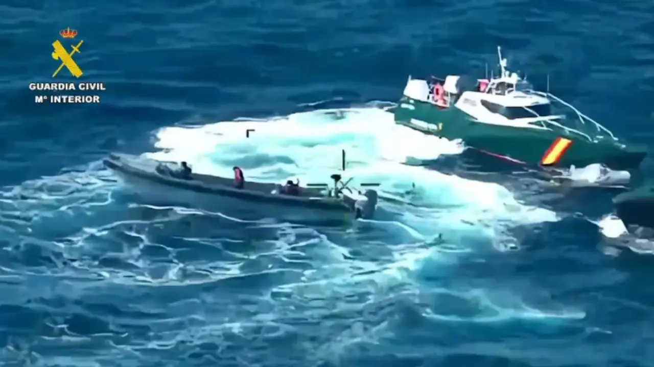 Una patrullera de la Guardia Civil intercepta a una narcolancha durante una operaci&oacute;n contra el narcotr&aacute;fico. Imagen de archivo.