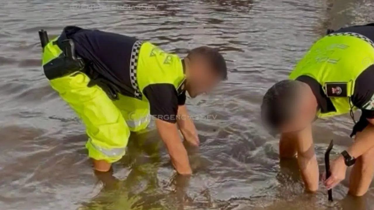 Polic&iacute;a Local de Sevilla en un episodio de inundaciones lluvias intensas.