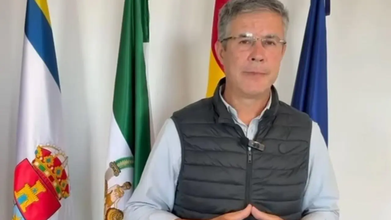 Ram&oacute;n Pe&ntilde;a, alcalde de Valencina de la Concepci&oacute;n, durante el anuncio de las medidas municipales por aviso naranja.