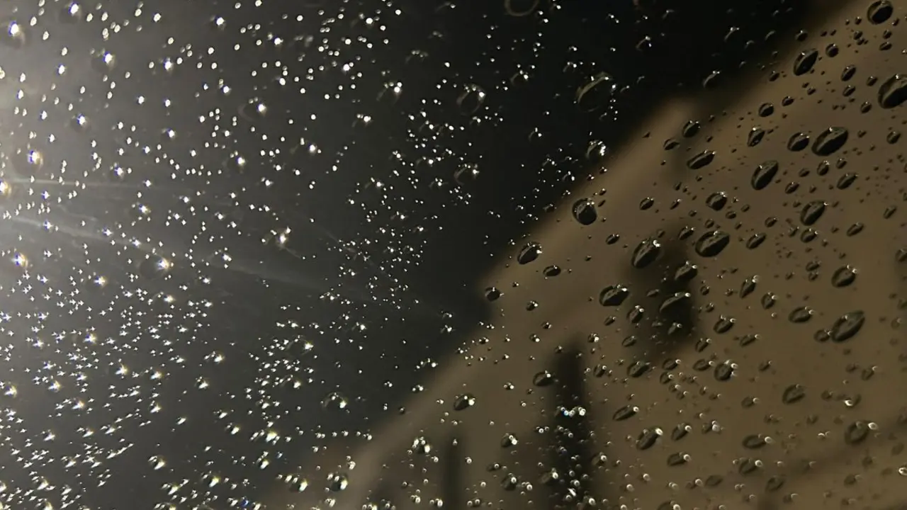 Gotas de agua sobre cristal. 