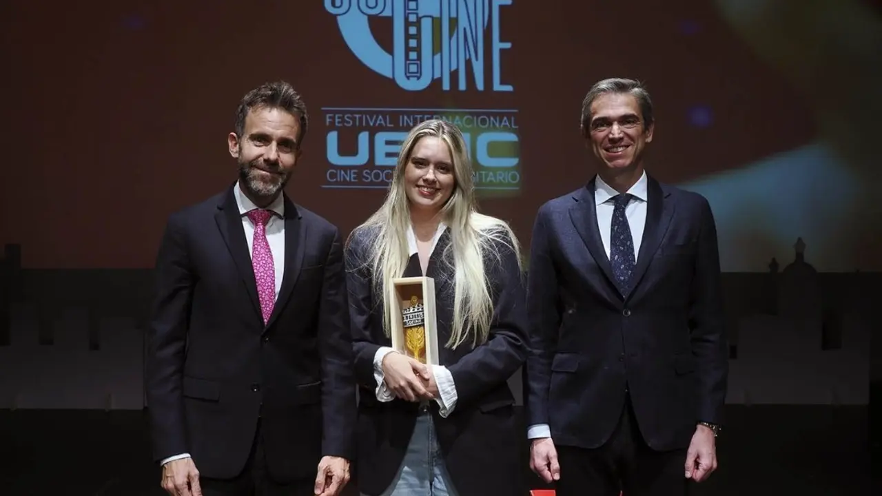 La ganadora del Gran Premio, Luc&iacute;a Zamora, recoge el galard&oacute;n de manos de David Garc&iacute;a, rector de la UEMC (i), y Jes&uacute;s Zarzuela, consejero delegado de la Universidad.