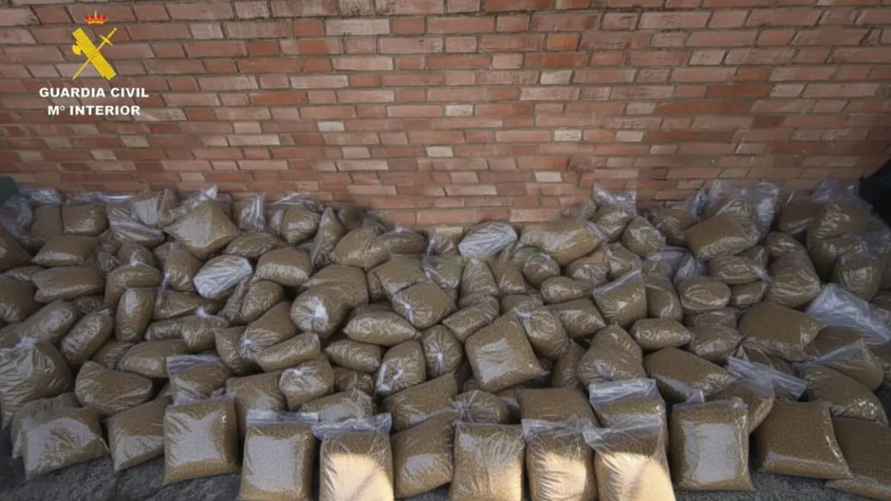 Sacos con los 403 kilogramos de picadura de tabaco intervenidos por la Guardia Civil en Sevilla