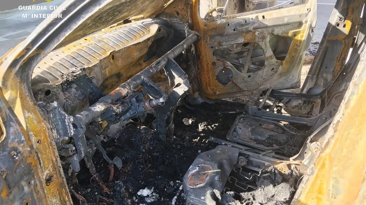 Detenidos tres hombres por provocar un incendio en una gasolinera de Los Palacios al encender un cigarrillo