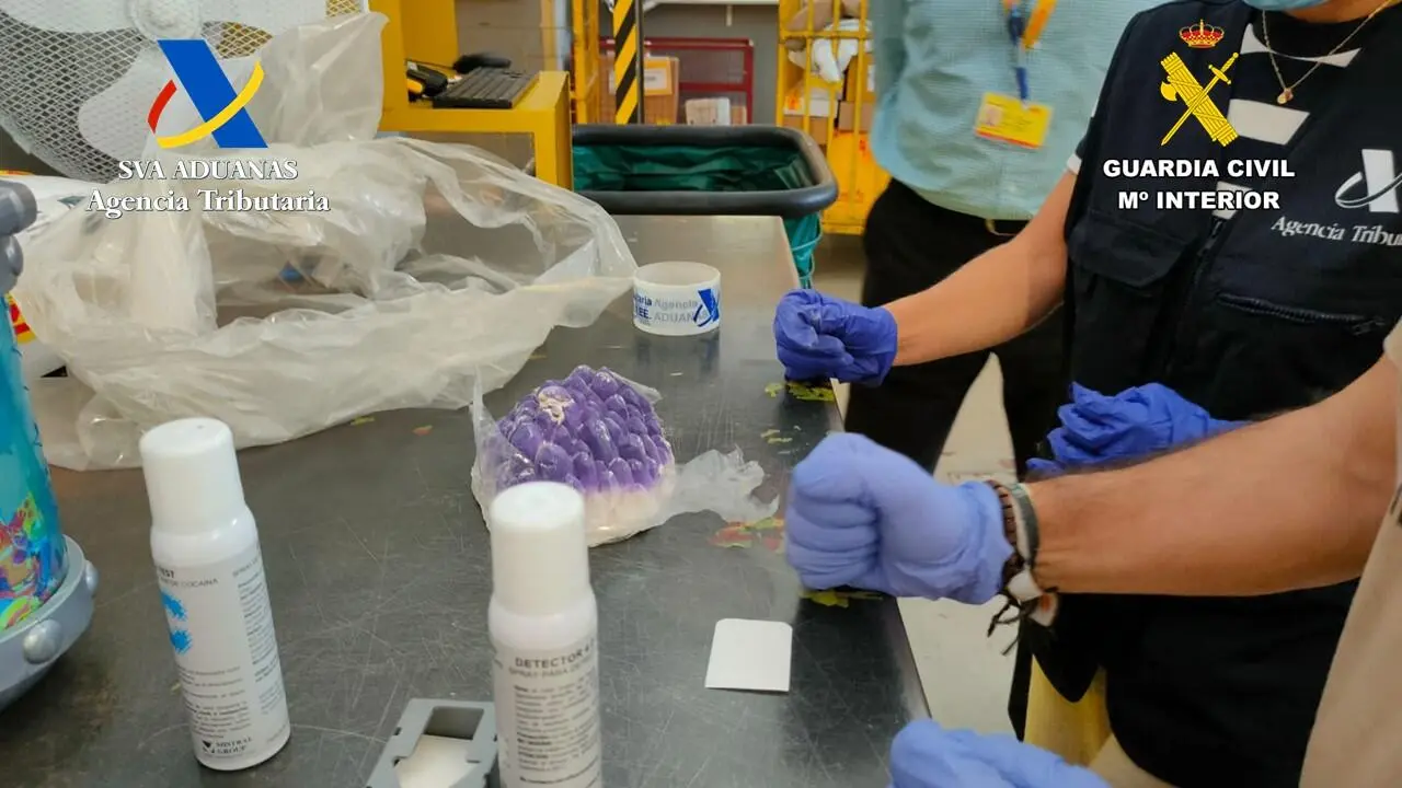 La Guardia Civil de Sevilla detecta en el aeropuerto de San Pablo un env&iacute;o de MDMA que conduce a dos detenciones en M&aacute;laga