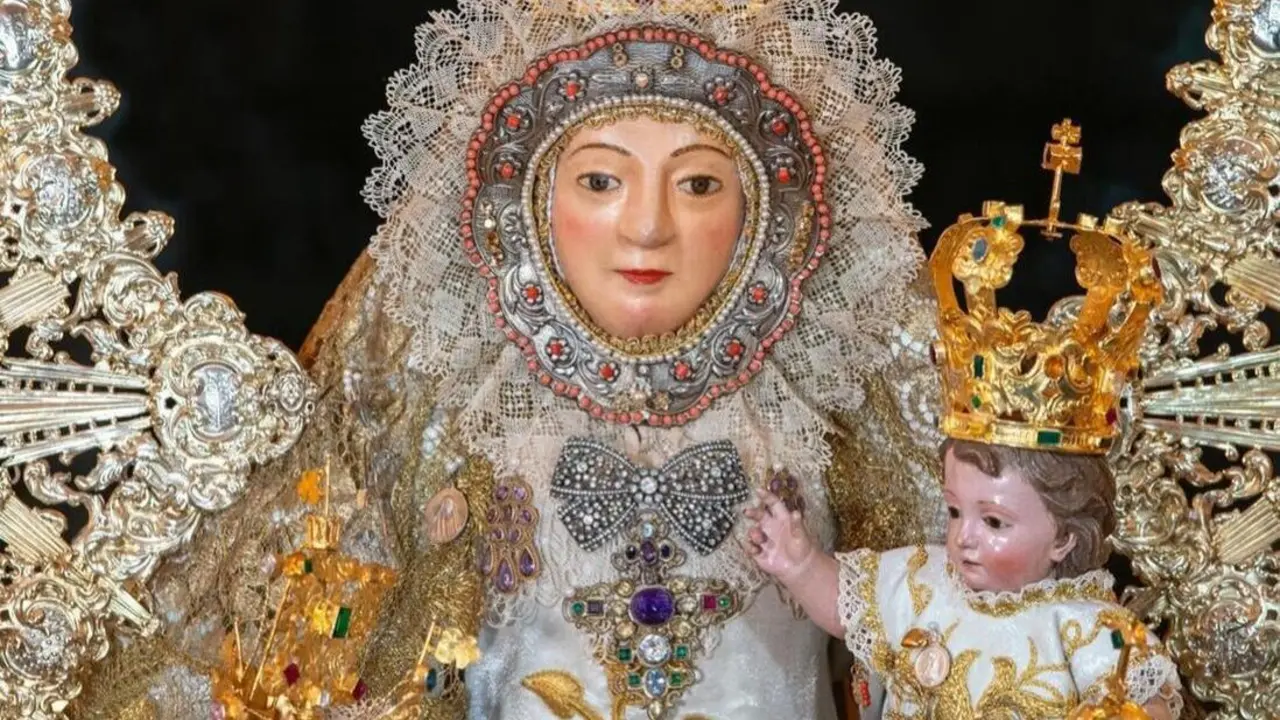 Virgen de Consolaci&oacute;n de Utrera y la imagen del Ni&ntilde;o Jes&uacute;s / Hermandad