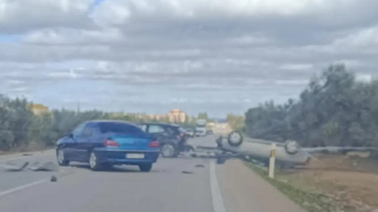 Varios veh&iacute;culos implicados en el accidente registrado en la A-318, entre Herrera y Estepa // Fotograf&iacute;a compartida por redes