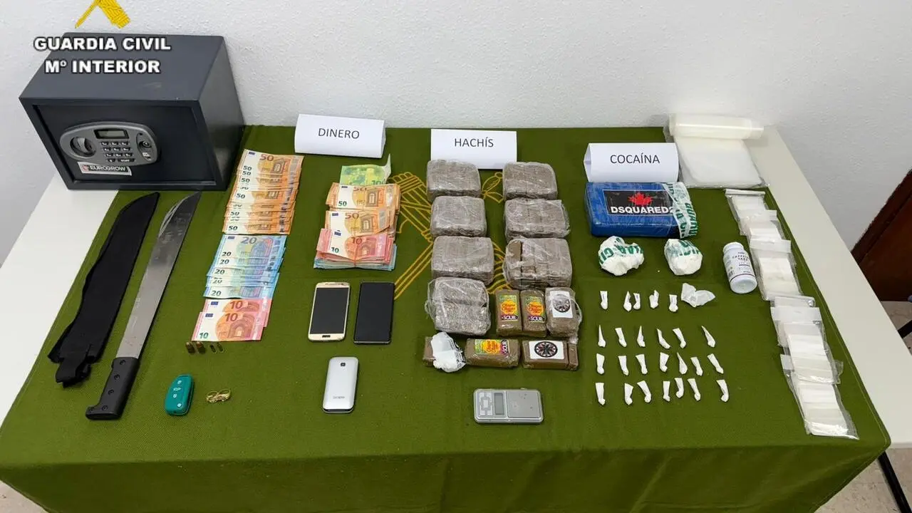 Droga, dinero y armas incautadas en esta operaci&oacute;n de la Guardia Civil.
