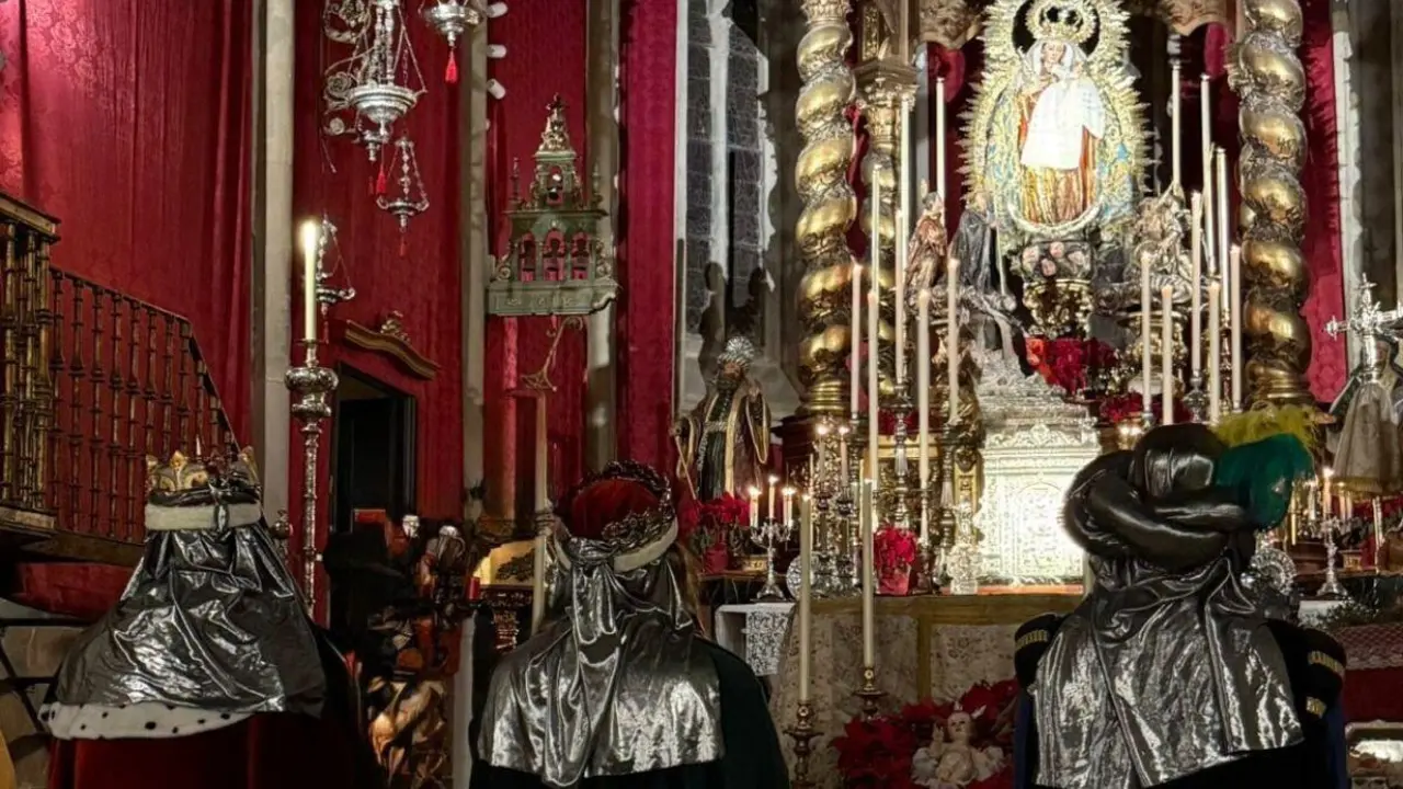 Reyes Magos de la Hermandad de la Reina de Todos los Santos ante la Virgen.