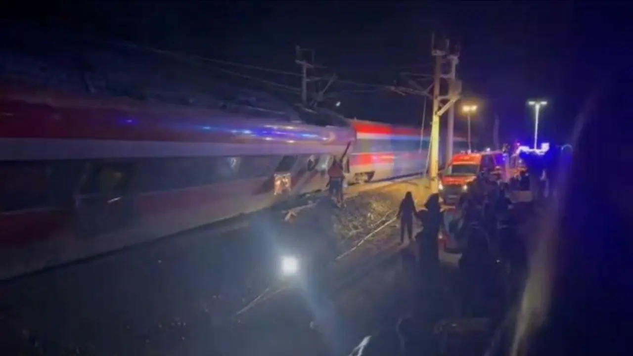 Tren descarrilado. Imagen compartida en redes sociales.