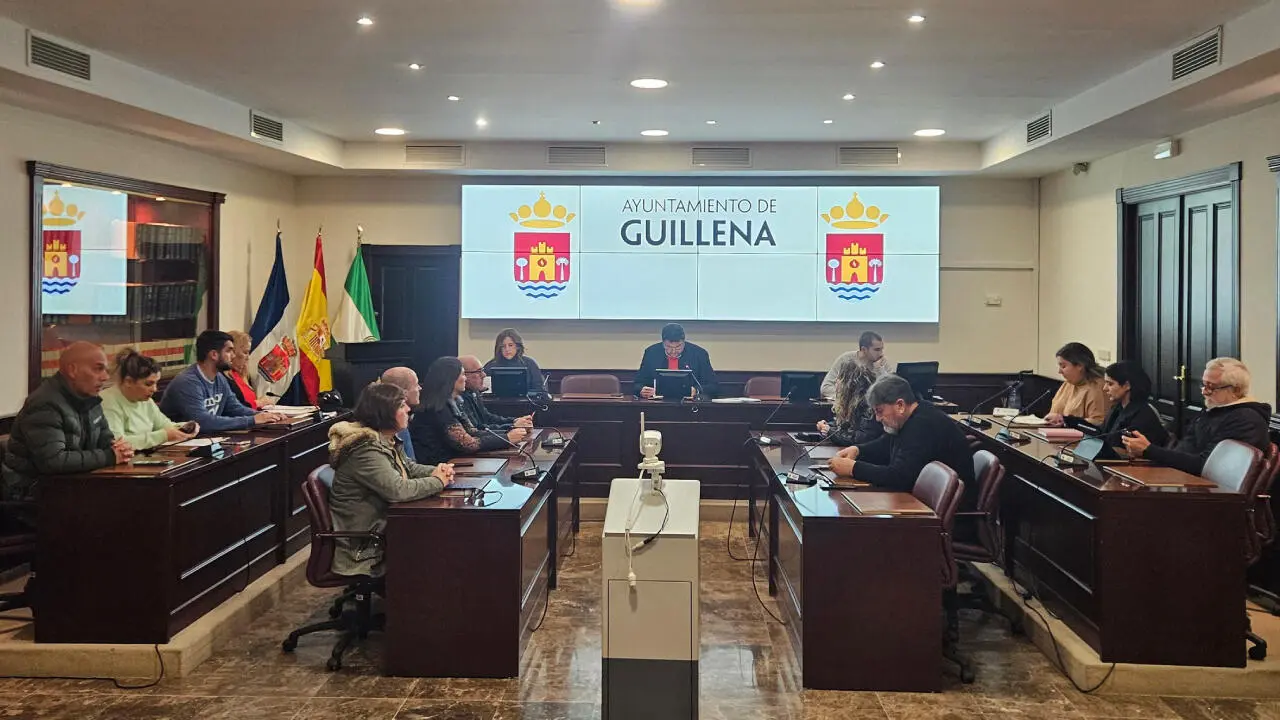 Imagen del pleno extraordinario del Ayuntamiento de Guillena celebrado el 20 de enero, en el que se aprobaron por unanimidad los Premios Soy Guillena 2026.