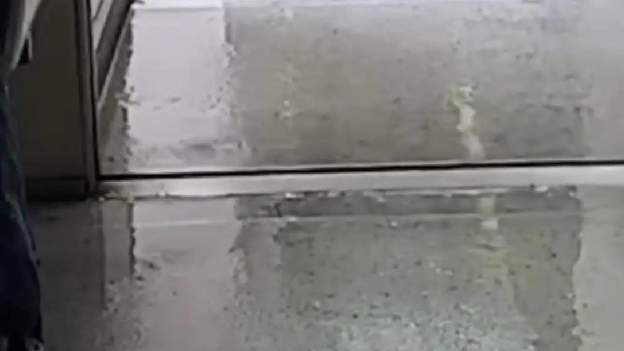 El suelo del vag&oacute;n qued&oacute; empapado por las filtraciones de agua en el coche n&uacute;mero 2 del tren de la l&iacute;nea C3 de Cercan&iacute;as de Sevilla.