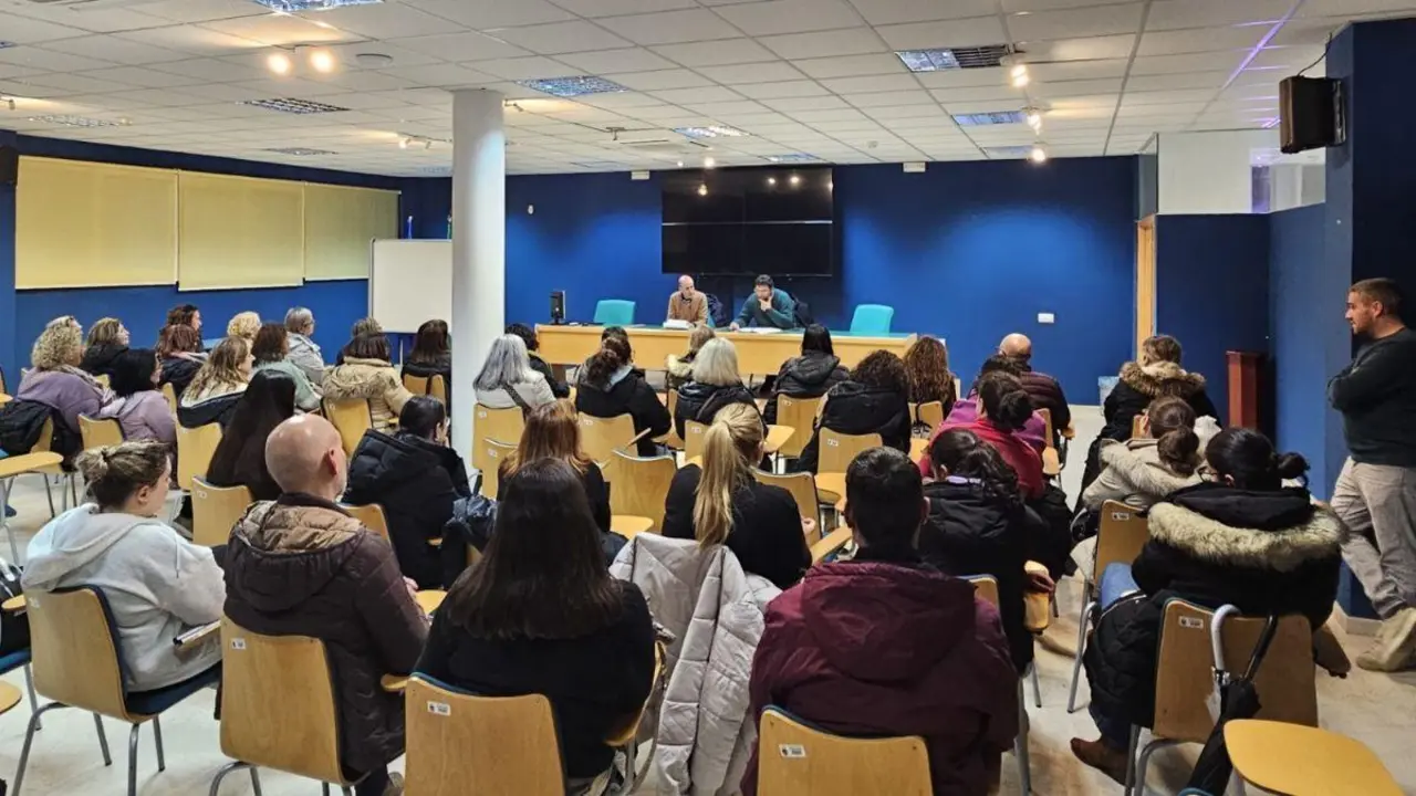 Vecinos de Guillena, durante la reuni&oacute;n informativa sobre el transporte p&uacute;blico con Sevilla.
