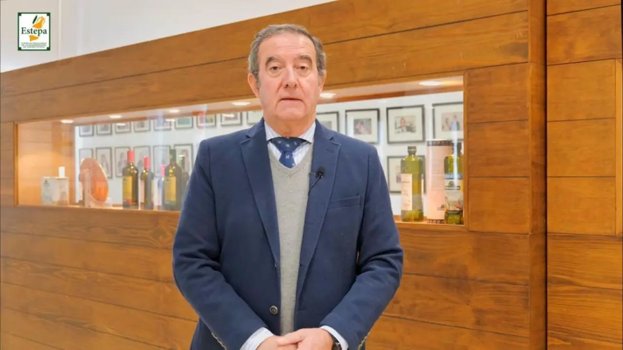 &Aacute;lvaro Olavarr&iacute;a durante la 4&ordf; Cr&oacute;nica de mercado Ole&iacute;cola campa&ntilde;a 2526 - Denominaci&oacute;n de Origen Estepa.