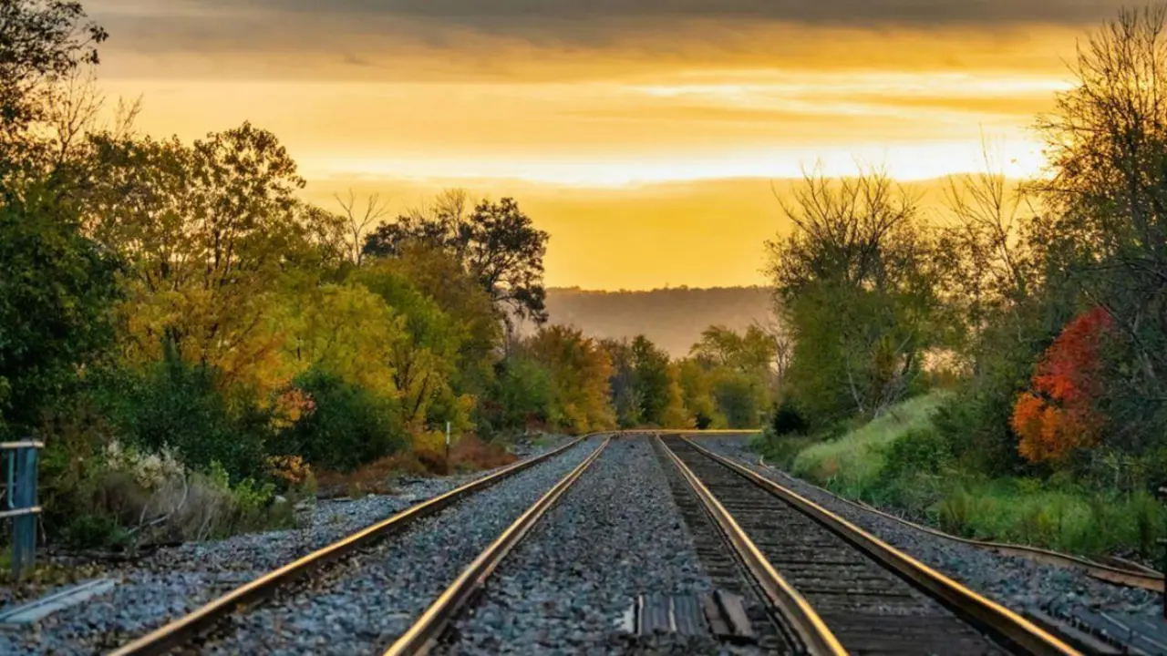 V&iacute;a de tren. Imagen: Canva.