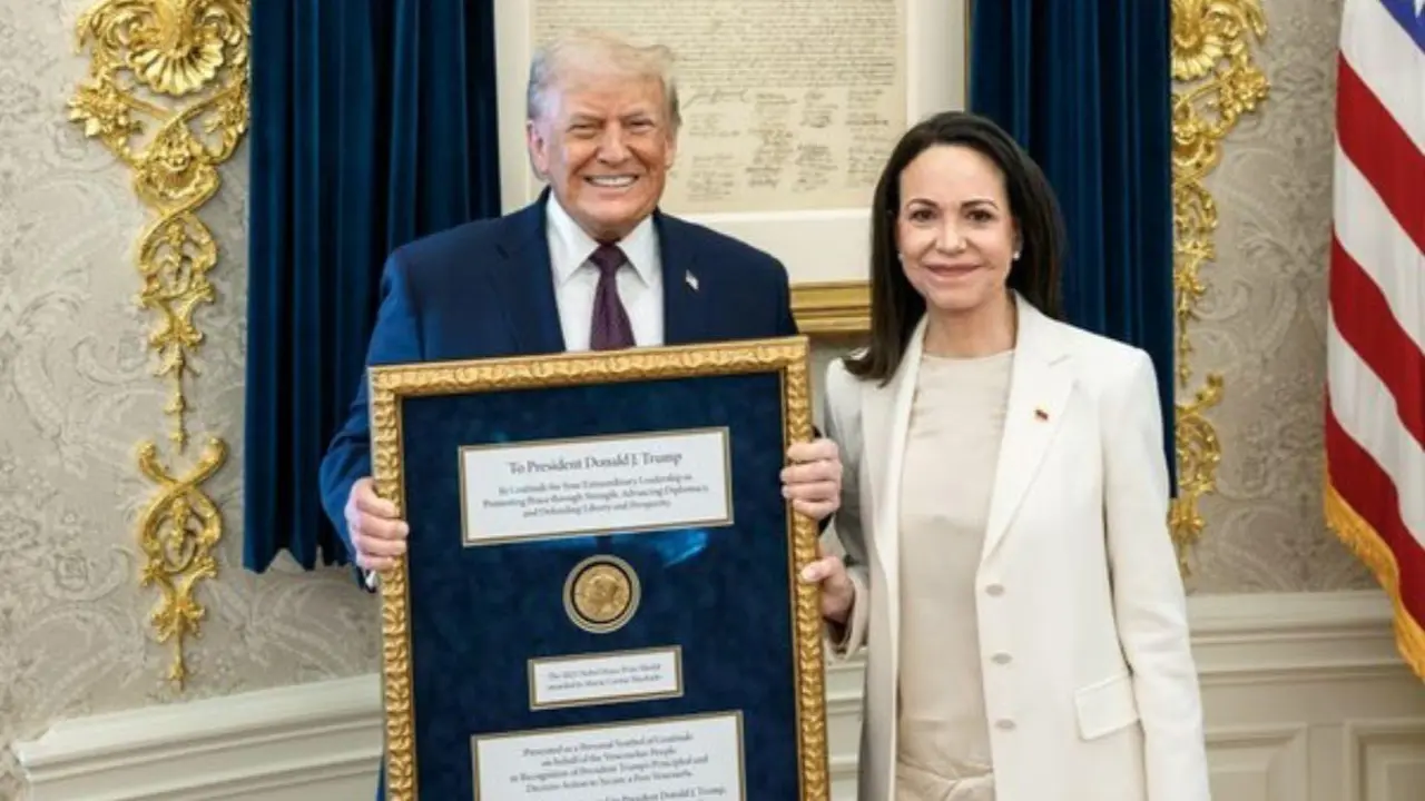 Mar&iacute;a Corina Machado regala su medalla de la paz a D. Trump.