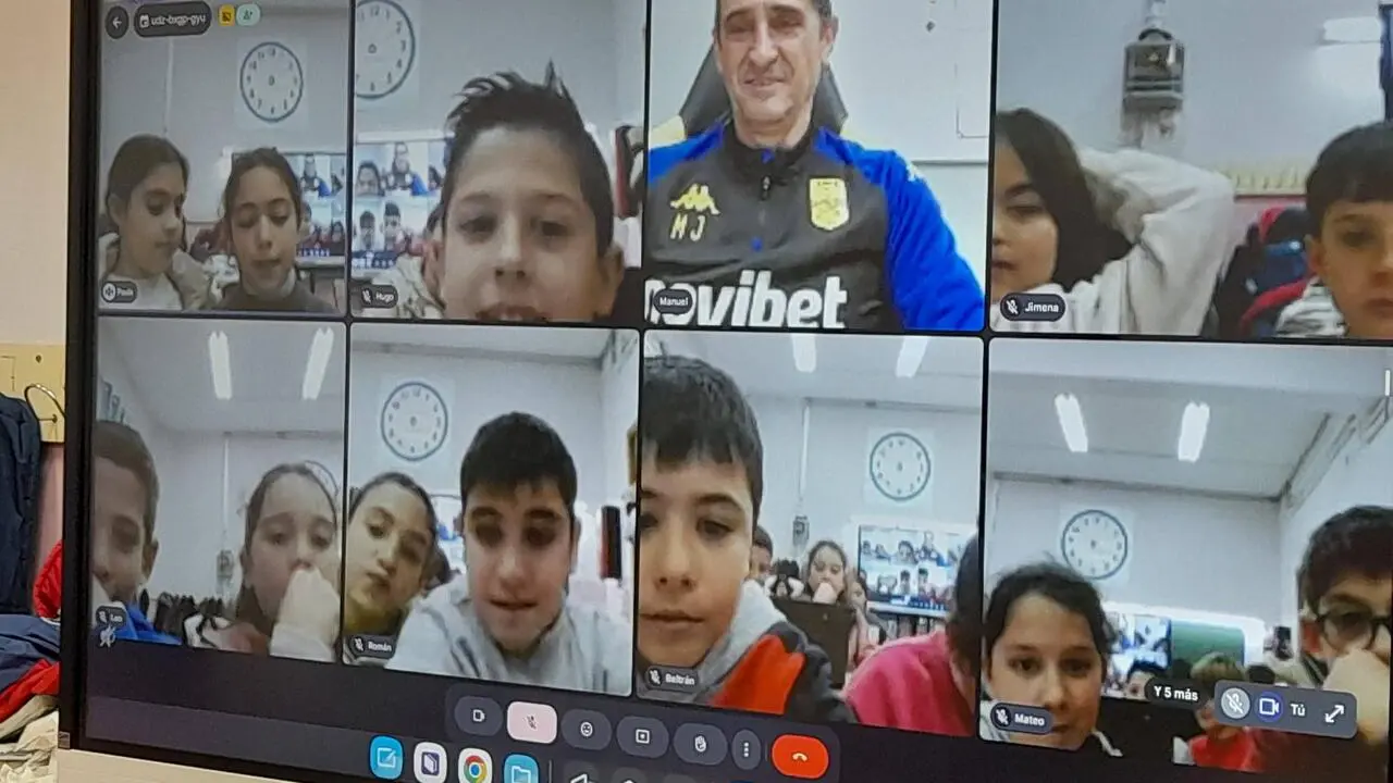 Imagen de la videollamada en la que aparece conectado el alumnado y Manolo Jim&eacute;nez. Foto: CEIP San Roque
