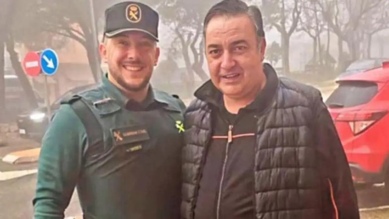 El Guardia Civil Pedro Valle, vecino de Cantillana, junto al hombre al que salv&oacute; la vida en Manzanares el Real (Madrid).