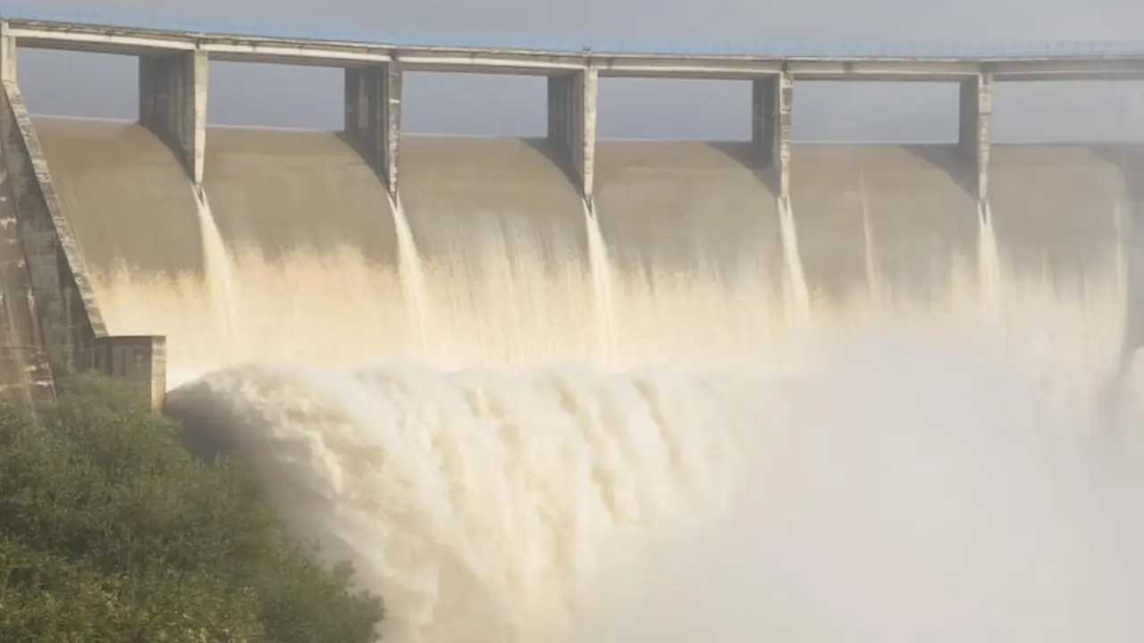 Imagen del desembalse del embalse del Gergal el pasado jueves 29 de enero, tras alcanzar el 100 % de su capacidad. // Antonio Cano