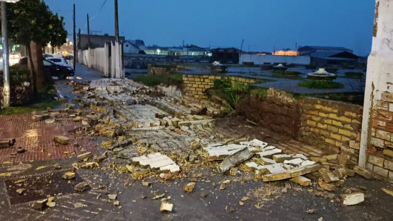 Muro ca&iacute;do en Arahal a causa de la lluvia