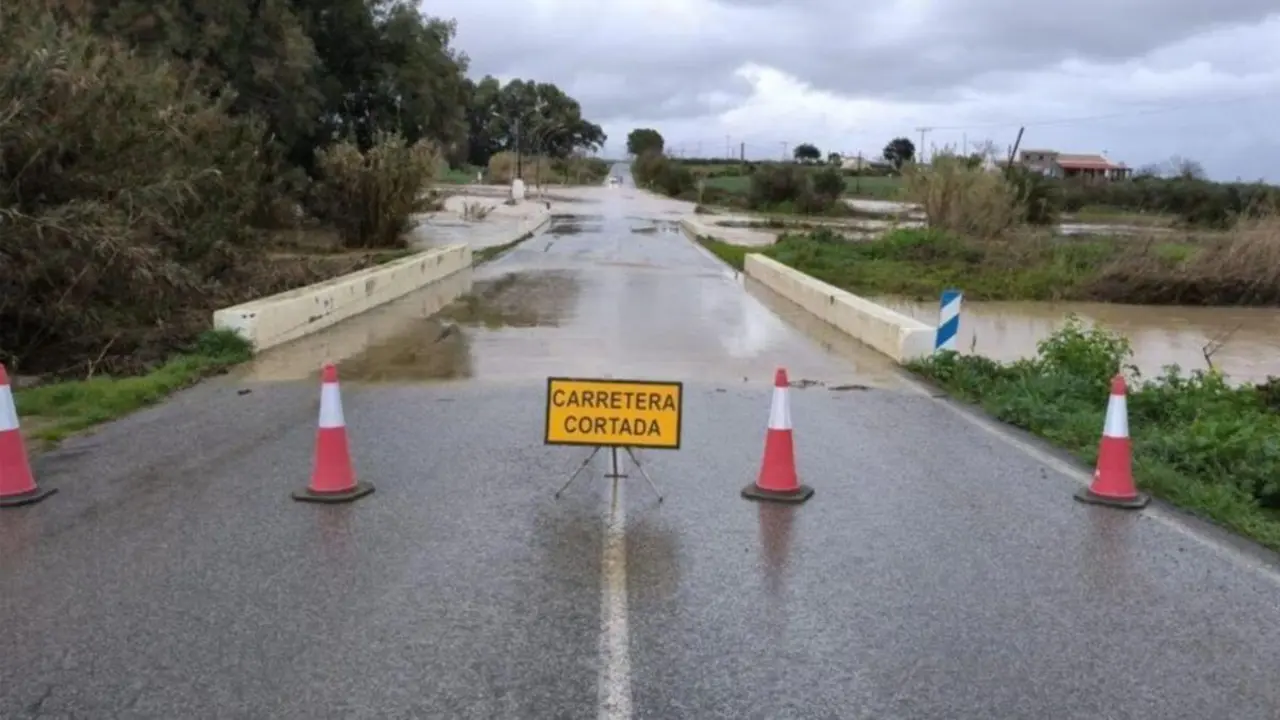 Carretera cortada. Imagen de archivo, compartida por el alcalde de El Coronil, Jos&eacute; L&oacute;pez Oca&ntilde;a.