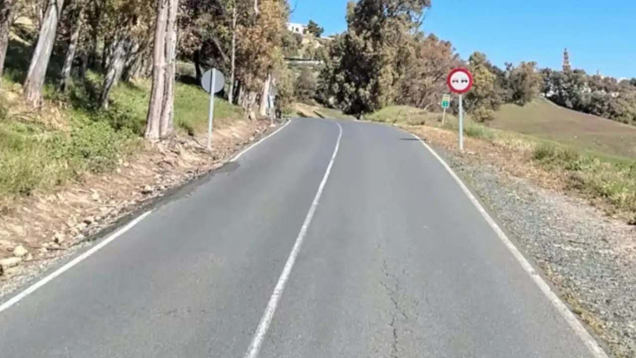 Cortada la A-8100 en Carmona por acumulaci&oacute;n de agua.