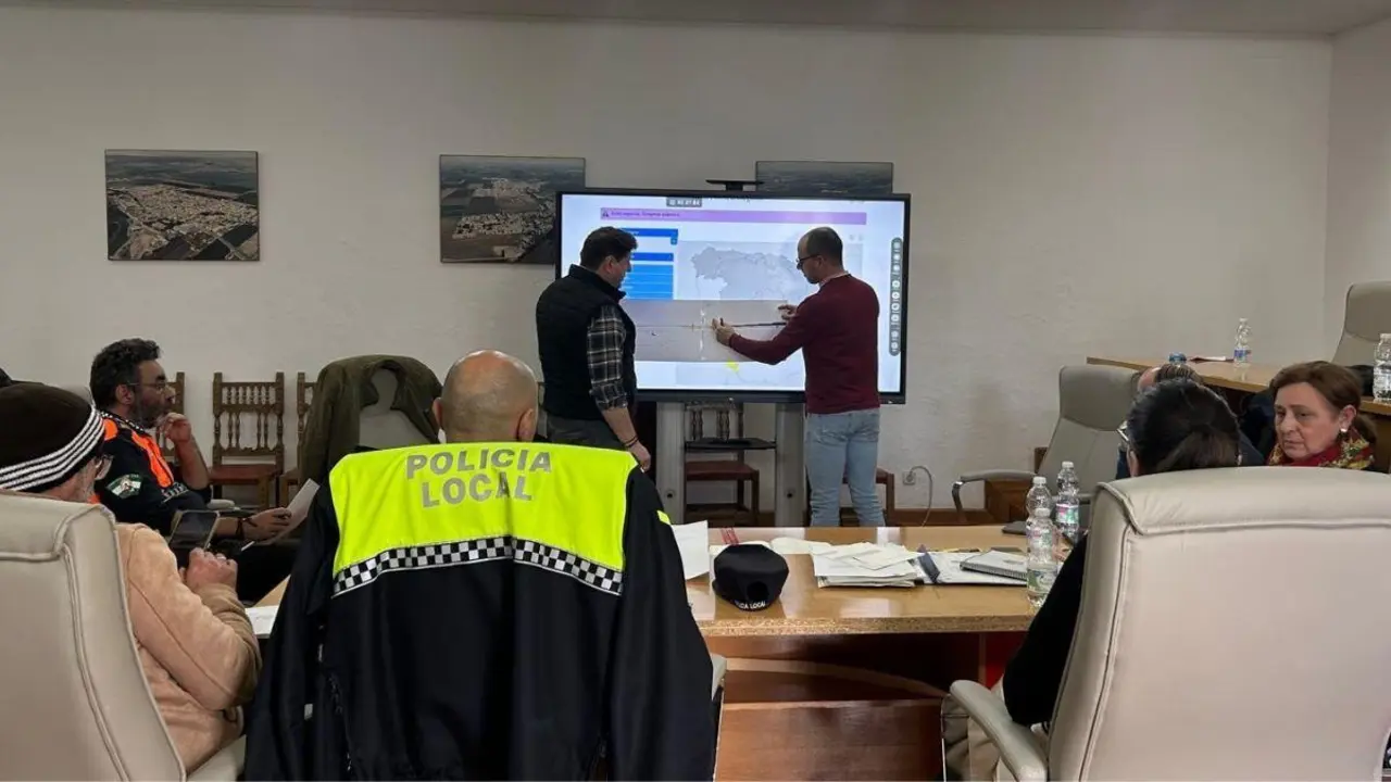 Reuni&oacute;n del dispositivo de emergencia para solventar la situaci&oacute;n prevista para el fin de semana en Villaverde del R&iacute;o.