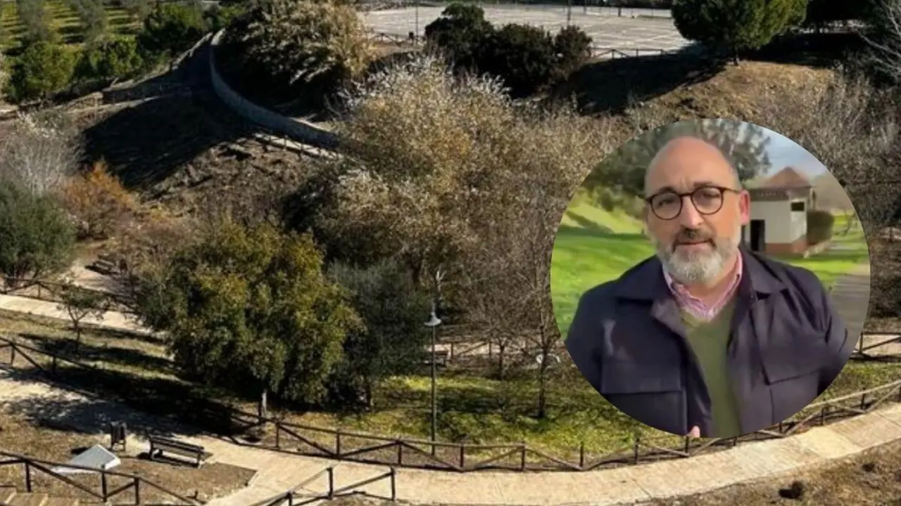 Jos&eacute; Antonio Alfaro, a la derecha de la imagen, durante su intervenci&oacute;n, con el Parque del Chorrito de Salteras al fondo.
