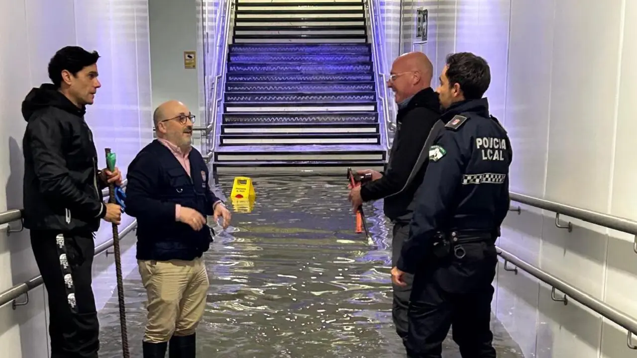 Jos&eacute; Antonio Alfaro, alcalde de Salteras, supervisa sobre el terreno las inundaciones acompa&ntilde;ado por efectivos de la Polic&iacute;a Local.