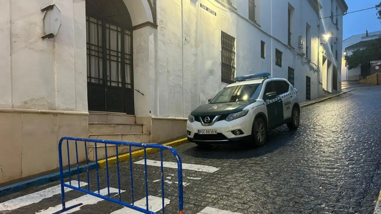 La Cuesta de San Ant&oacute;n, en Osuna, cortada por la Guardia Civil al ser uno de los accesos a la Plaza de la Asunci&oacute;n durante el operativo.