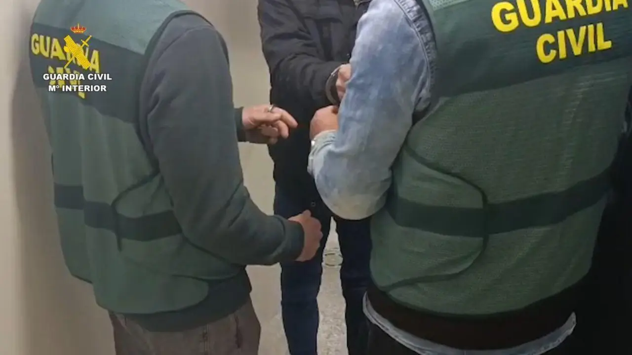 Agentes durante la detenci&oacute;n del presunto autor de varios robos en viviendas de Utrera.