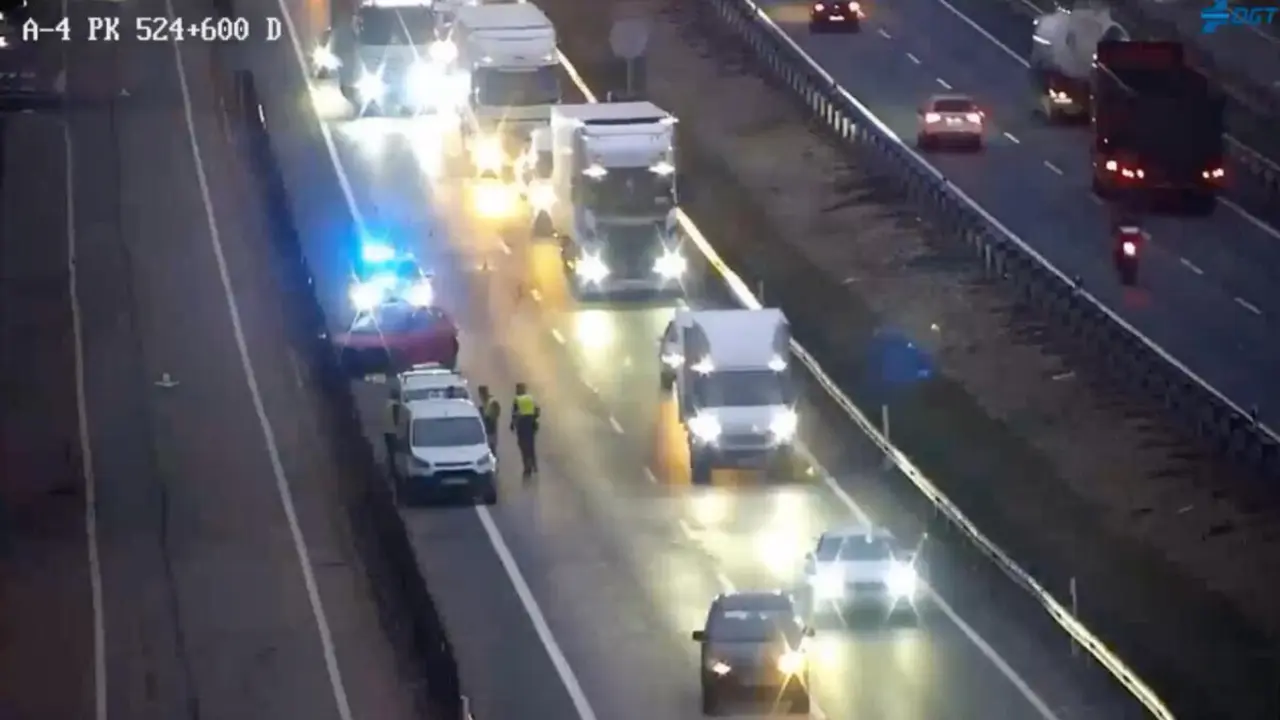 Retenciones en la A-4 en sentido Sevilla a la altura de Tarazona, tras el accidente que ha obligado al cierre del carril derecho.