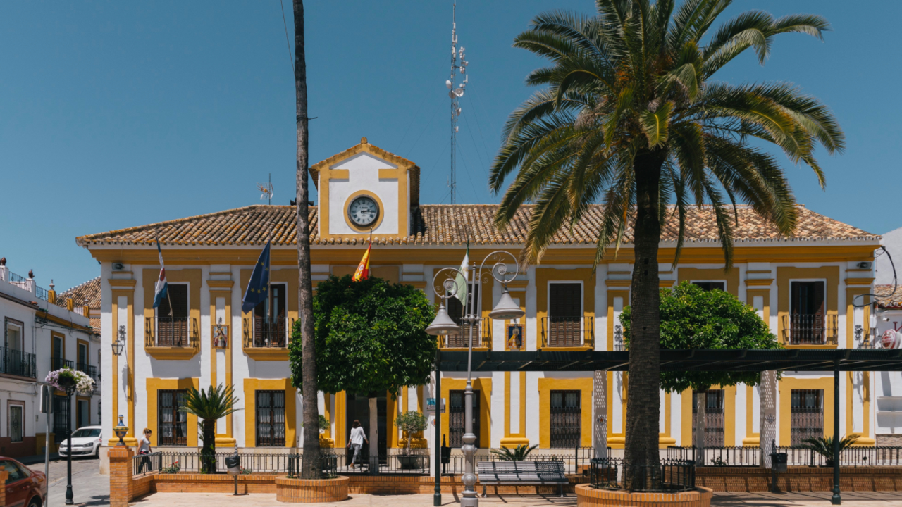 Fachada del Ayuntamiento de Guillena en la Plaza de Espa&ntilde;a. Imagen de archivo.