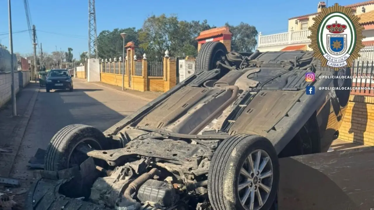 Veh&iacute;culo volcado. Imagen de la Polic&iacute;a Local de Carmona.