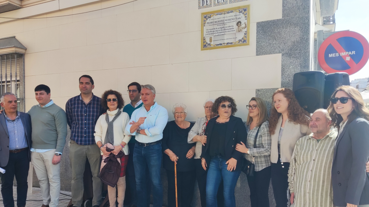La familia junto al azulejo descubierto.