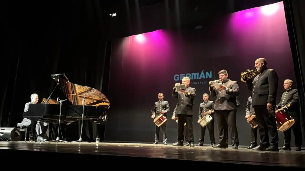 Un momento de la actuaci&oacute;n conjunta del pianista local con los m&uacute;sicos de la Sociedad Filarm&oacute;nica Nuestra Se&ntilde;ora del Carmen de Salteras. C.G.