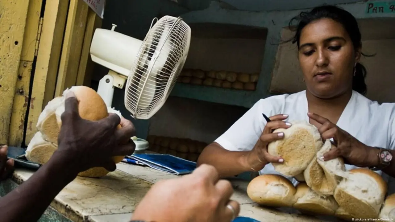 Entrega de pan subvencionado en Cuba en 2024, cuando a&uacute;n hab&iacute;a para comer (dw.com).