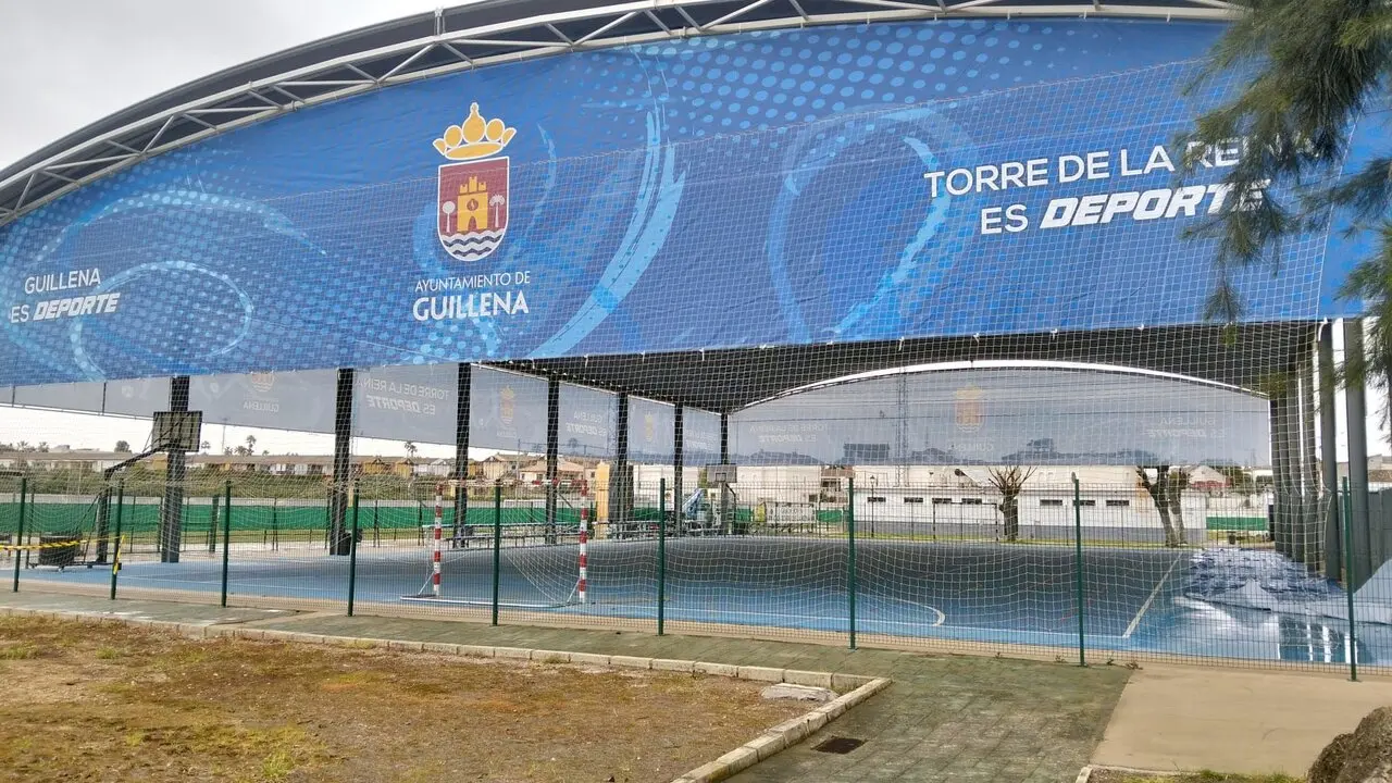 Nuevas lonas en la pista multifuncional de Torre de la Reina.