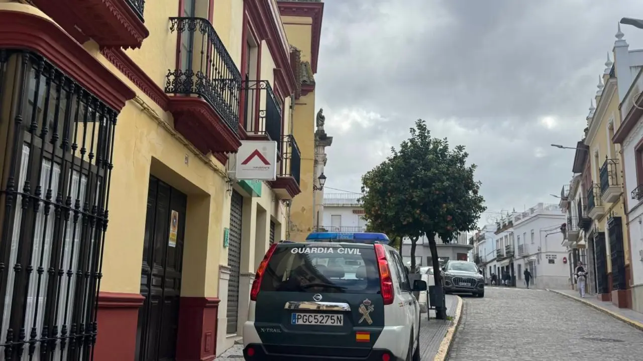 La Guardia Civil, el d&iacute;a que robaron la copia del Greco en Paradas. Foto: C.G.