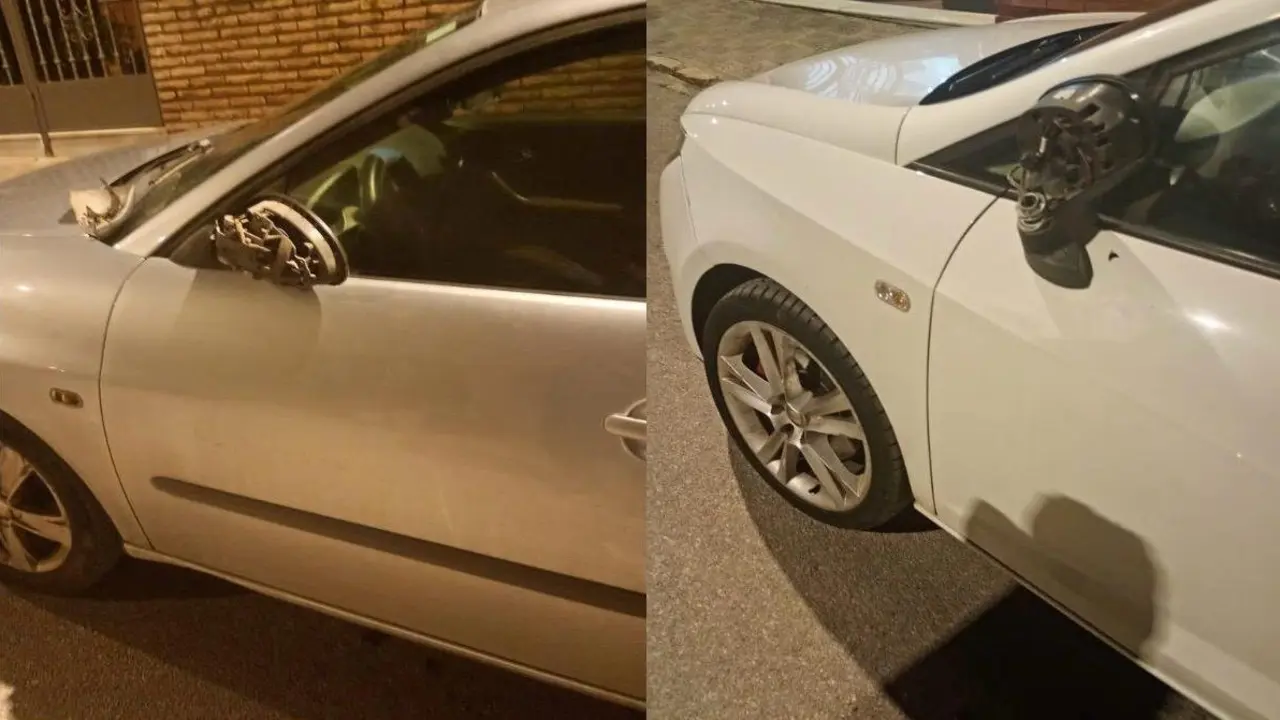 Dos de los coches da&ntilde;ados en el acto vand&aacute;lico ocurrido en Arahal