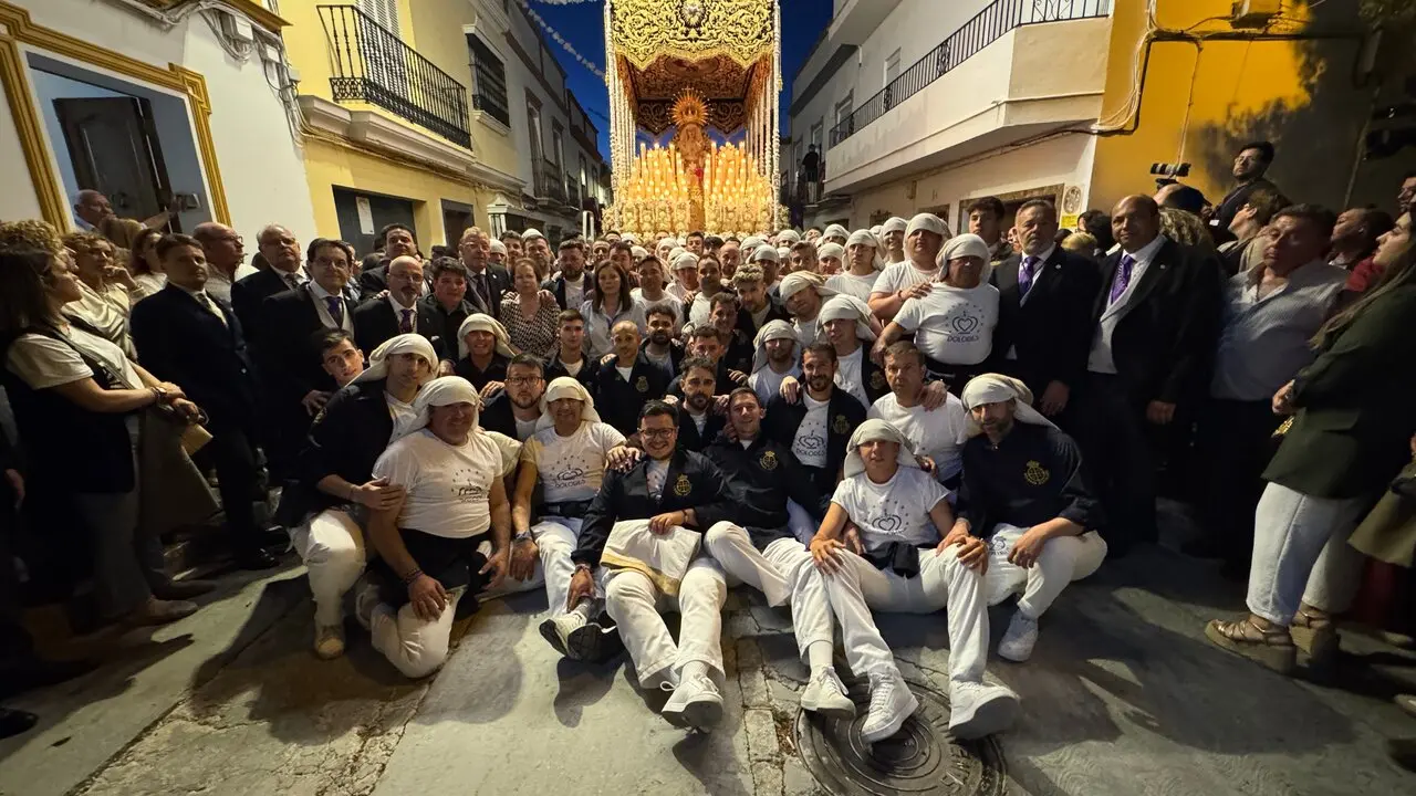 Costaleros de la Hermandad Nuestro Padre Jes&uacute;s Nazareno en la salud extraordinaria de la Coronaci&oacute;n Can&oacute;nica de la Virgen de los Dolores, en mayo de 2025. Foto: C.G.