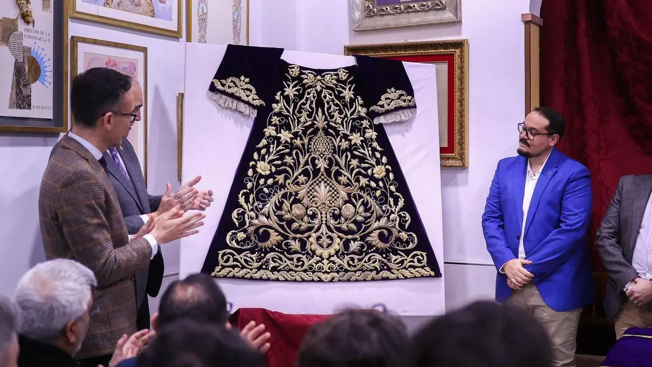 La Hermandad del Nazareno de Arahal presenta la nueva saya para la Virgen de los Dolores Coronada / Daniel Valencia