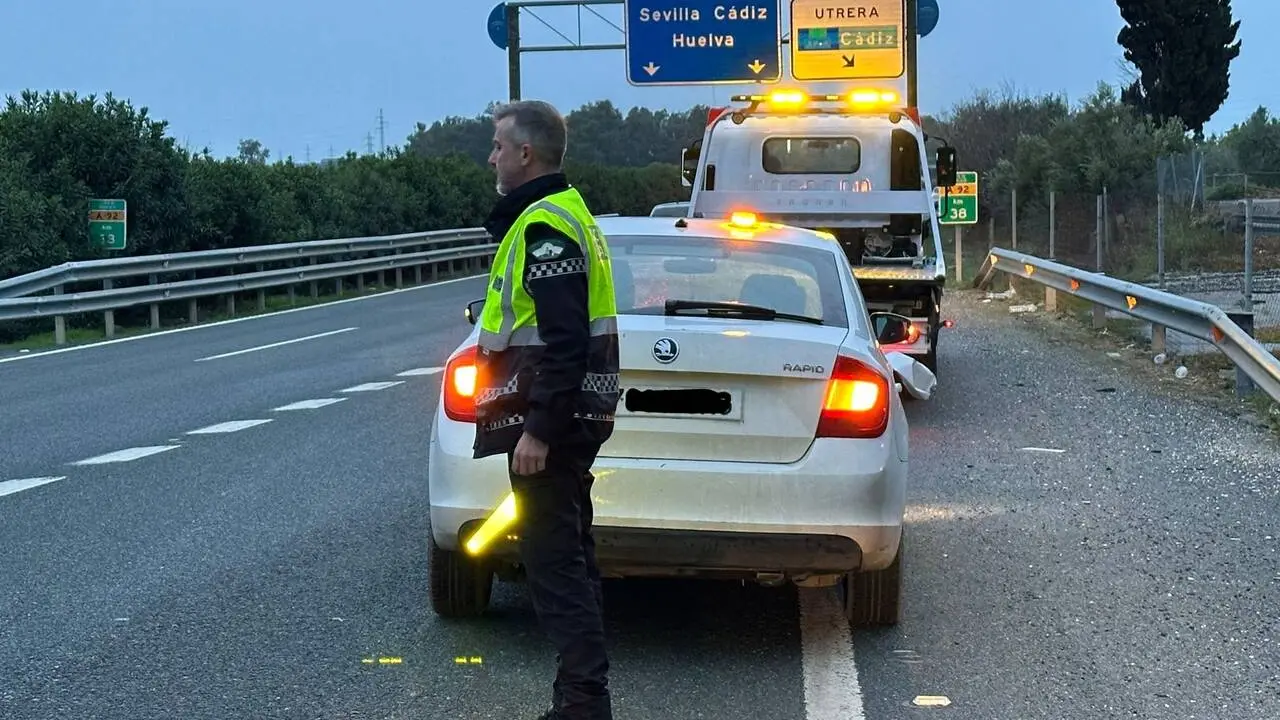 Un agente de la Polic&iacute;a Local de Arahal en el momento del accidente. Foto: PLA