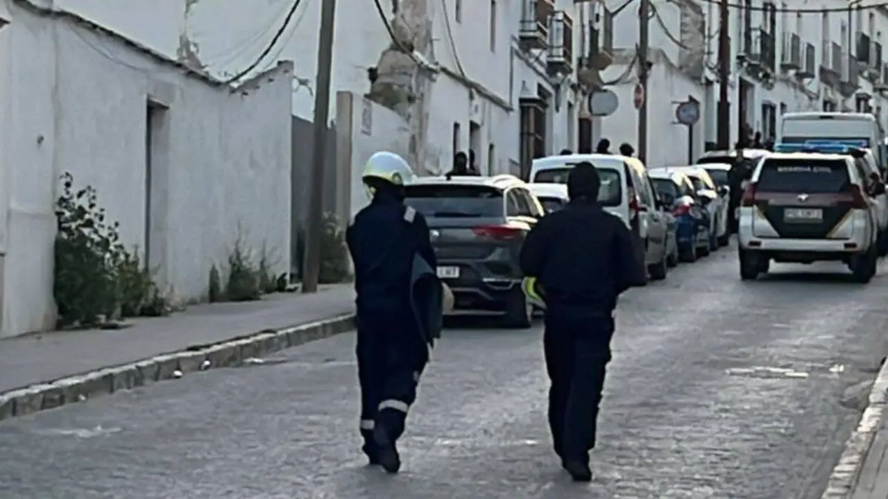 Operativo activo a primera hora de este mi&eacute;rcoles en la calle San Crist&oacute;bal de Osuna, con la v&iacute;a cortada y presencia de numerosos efectivos.