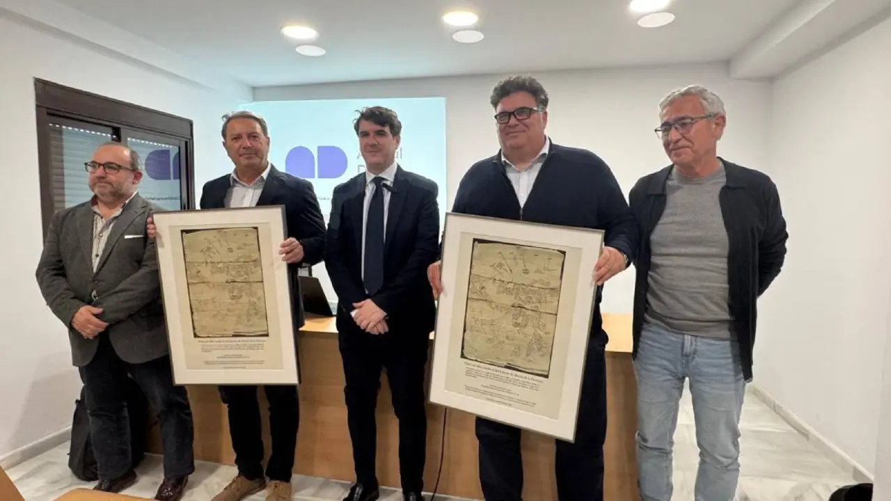 Autoridades y director de la Carta Patrimonial de Arahal durante el acto celebrado en el Archivo de Mor&oacute;n. Foto: C.G.