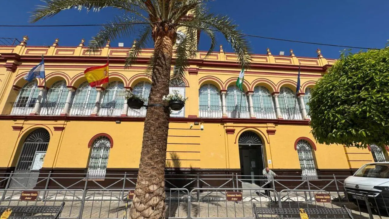 Vallas instaladas en la Plaza de la Corredera de Arahal con motivo de la Carrera Oficial de la Semana Santa.